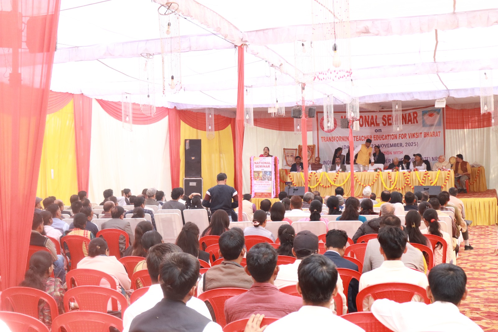 राष्टीय सेमिनार के दौरान बोलते हुए