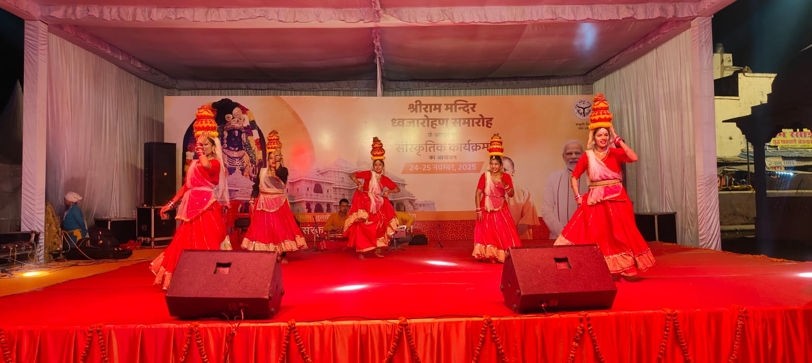 मंच पर प्रस्तुति मंच पर प्रस्तुति