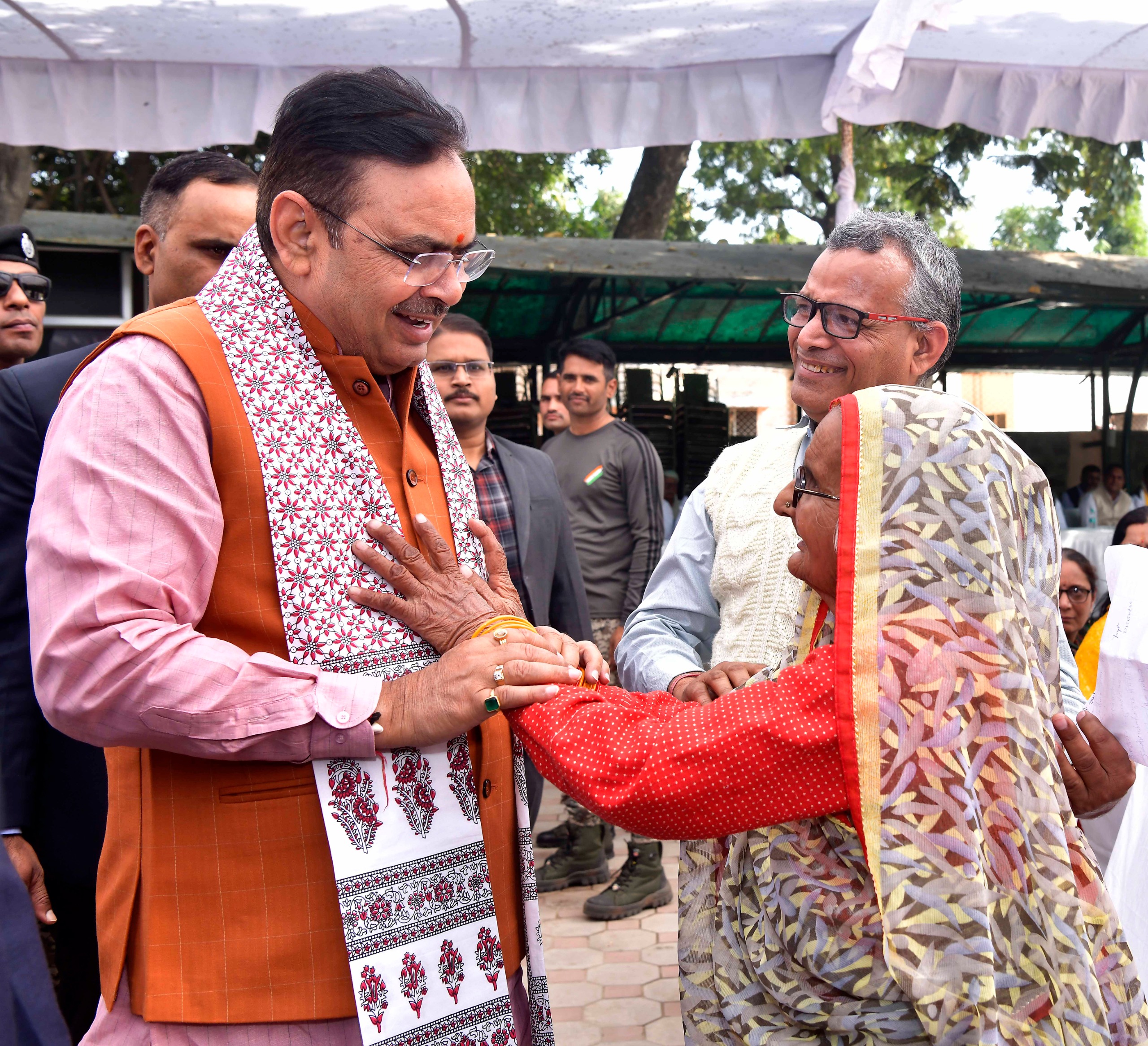 मुख्यमंत्री भजनलाल शर्मा जनसुनवाई करते हुए।