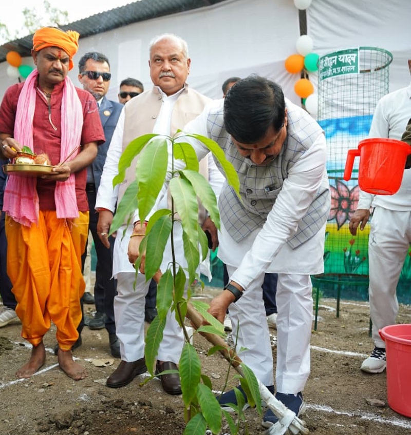 मां की बगिया में कदंब का पौधा रोपकर दिया पर्यावरण संरक्षण का संदेश