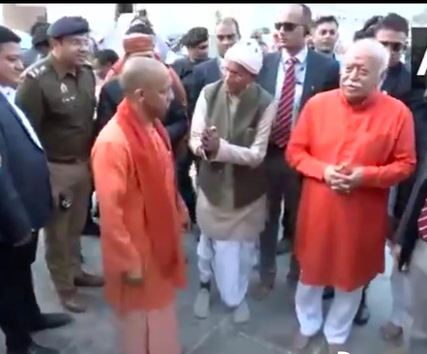 राम मंदिर परिसर में मोहन भागवत के साथ मुख्यमंत्री योगी