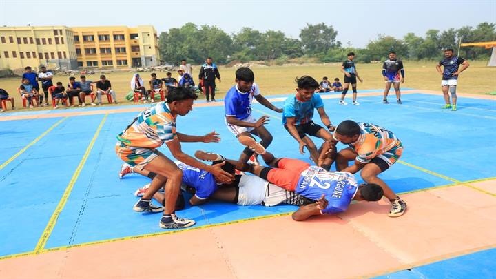 खरगोनः निमाड़ उत्सव के अंतिम दिन खेले गए कबड्डी के रोचक फाइनल मुकाबले