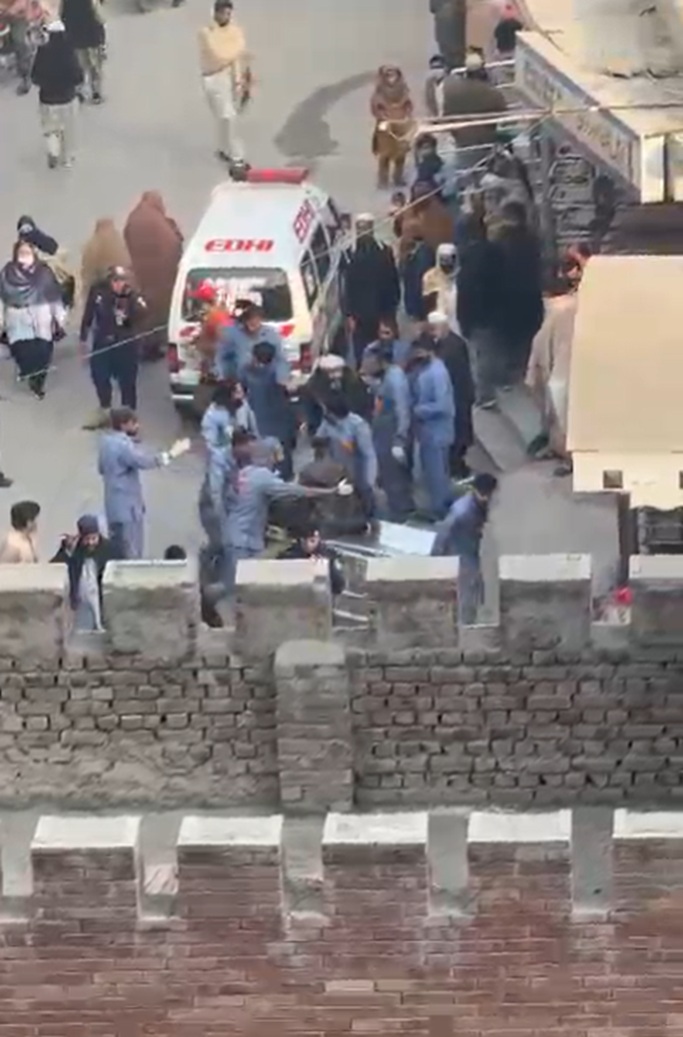 पेशावर में आज सुबह फेडरल कांस्टेबुलरी हेडक्वार्टर पर हुए आत्मघाती हमले में घायल लोगों को लेडी रीडिंग अस्पताल (एलआरएच) में भर्ती कराया। वीडियो क्लिप - द एक्सप्रेस ट्रिब्यून