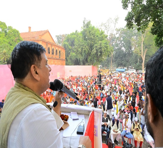 प्रयागराज में जनसभा को संबोधित करते हुए उप्र आप पार्टी के प्रभारी राज्यसभा सांसद संजय सिंह का छाया चित्र