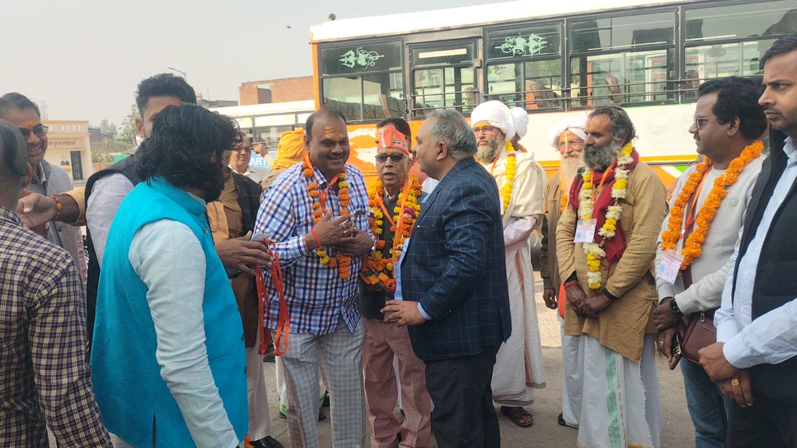 जत्थे को रवाना करते VHP के कार्यकर्ता