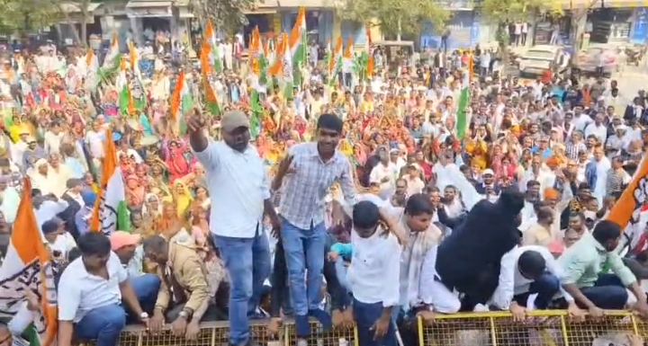 विधायक के साथ प्रदर्शन में मौजूद समर्थक