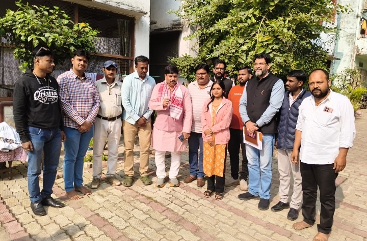 बूथ स्तर के कार्यकर्ताओं के साथ प्रदीप अग्रहरि