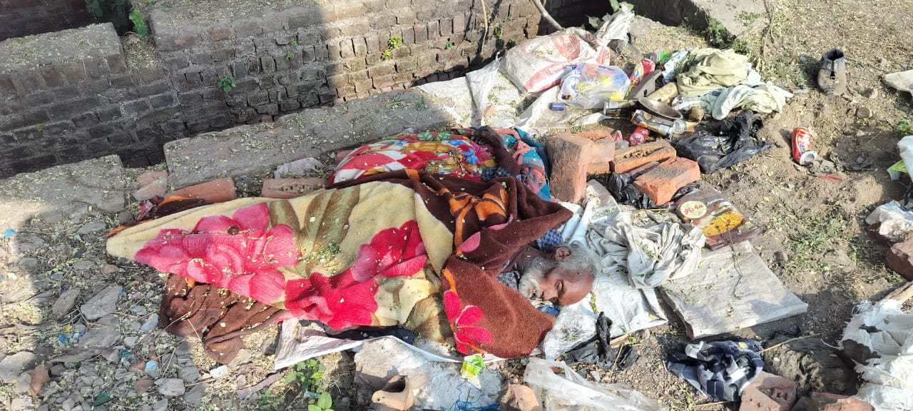 नाले किनारे मिला शव