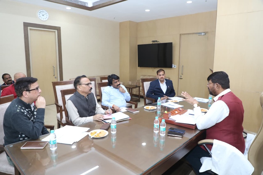 मंत्री लखन पटेल ने की विभागीय समीक्षा मंत्री लखन पटेल ने की विभागीय समीक्षा