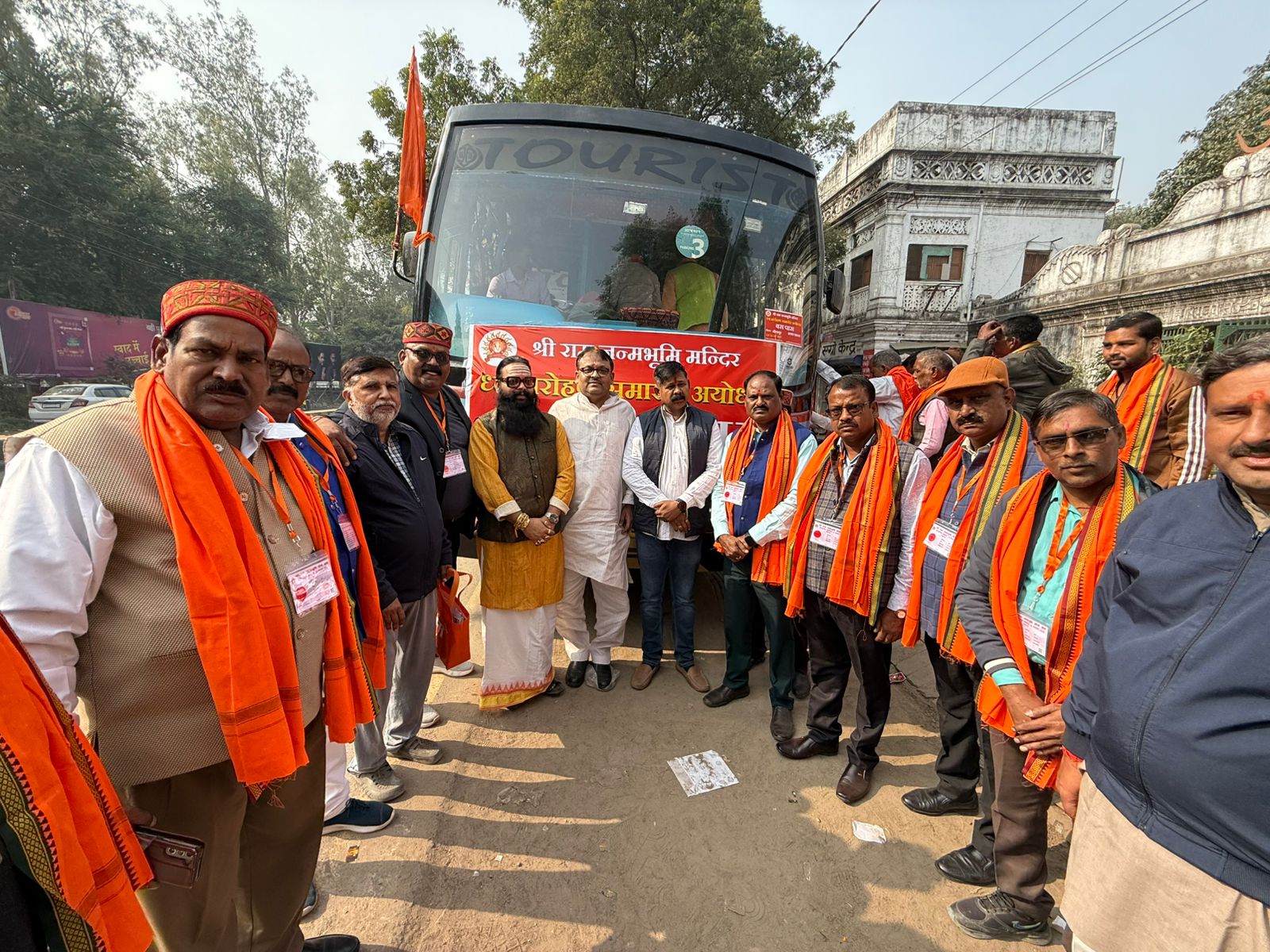 बस से रवाना होते लोग बस से रवाना होते लोग