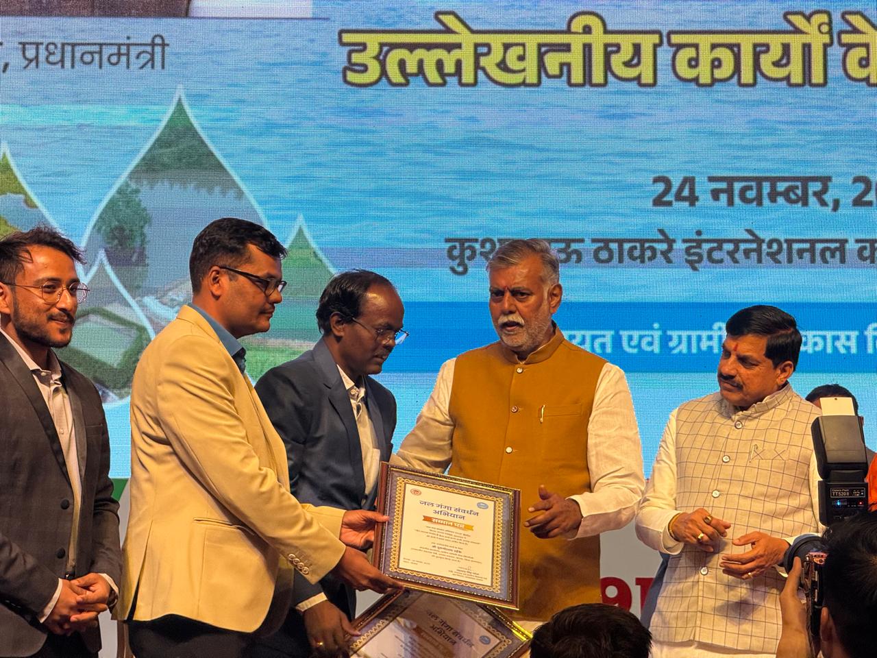 अन्य अधिकारी पुरस्कार प्रदान करते हुए अन्य अधिकारी पुरस्कार प्रदान करते हुए