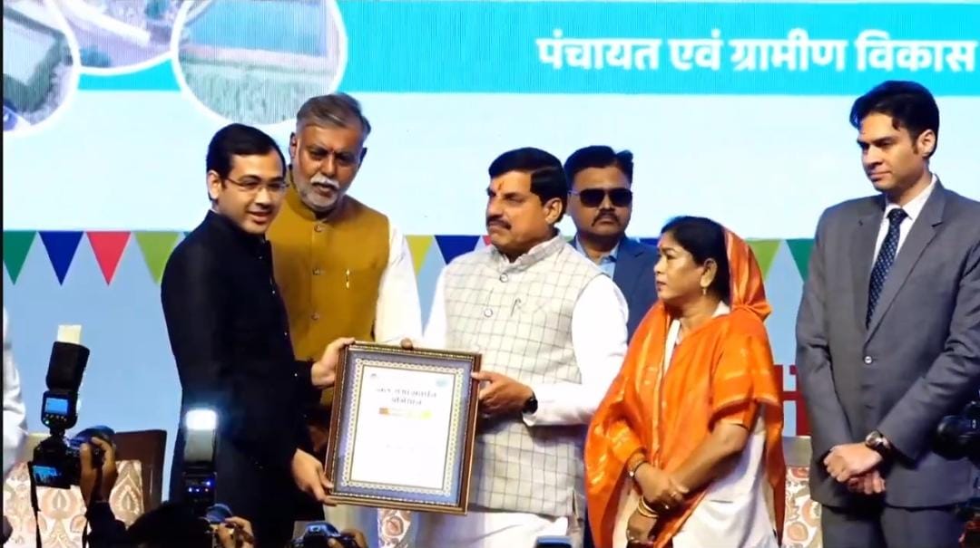 तत्कालीन मुख्य कार्यपालन अधिकारी पुरस्कार प्रदान करते हुए तत्कालीन मुख्य कार्यपालन अधिकारी पुरस्कार प्रदान करते हुए