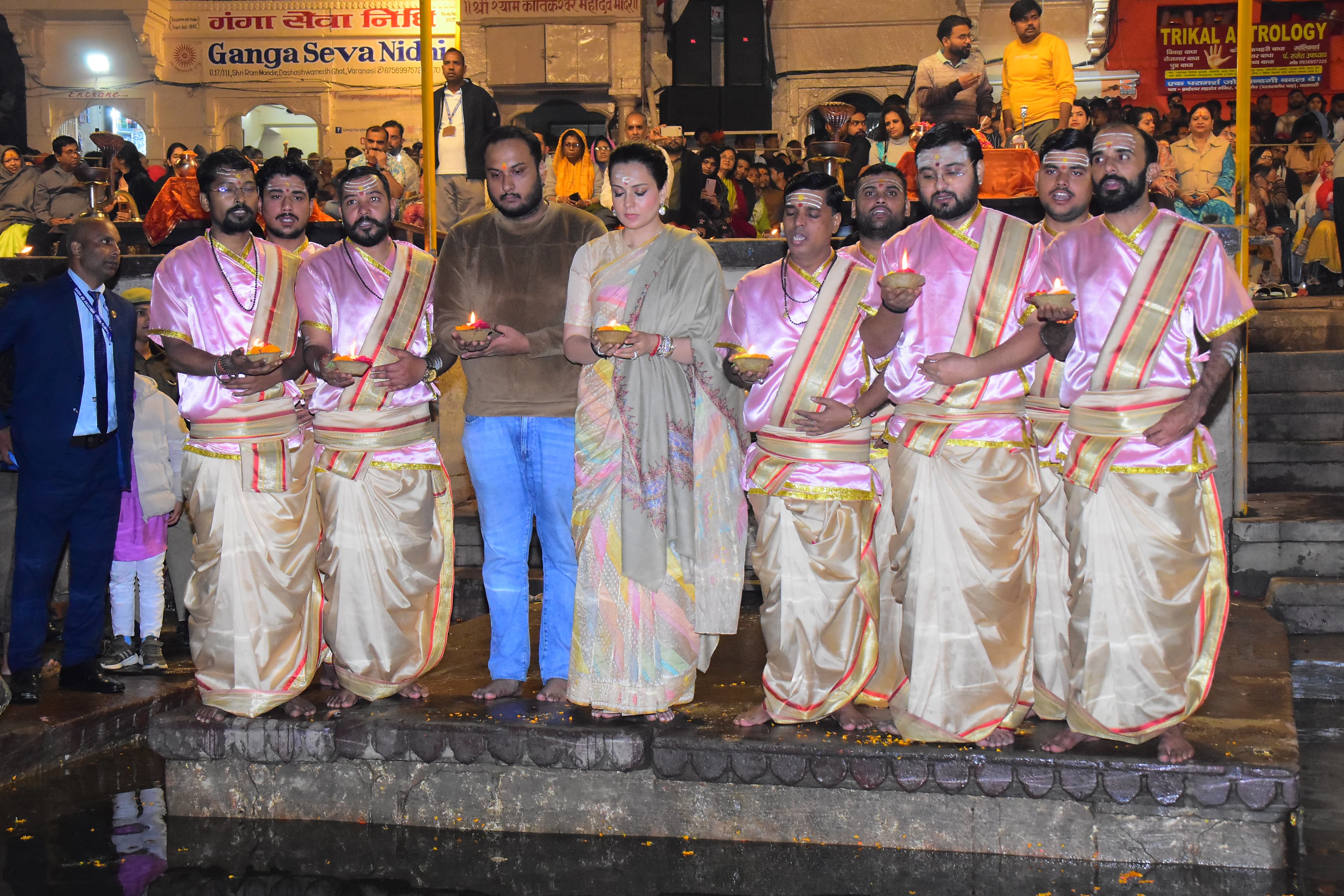 गंगा आरती में शामिल अभिनेत्री सांसद कंगना रनौत