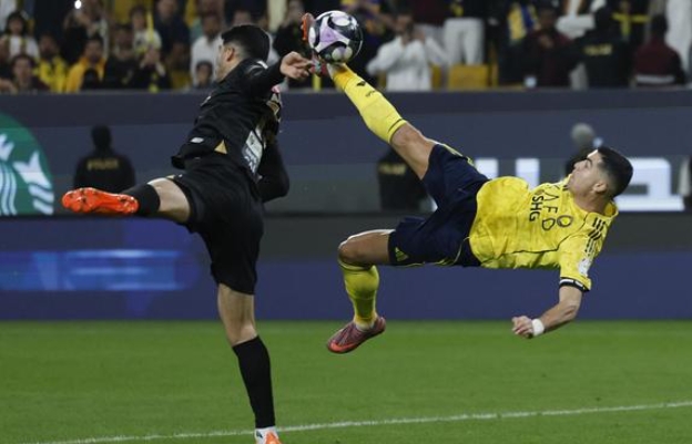 रोनाल्डो बाइसिकल किक करते हुए रोनाल्डो बाइसिकल किक करते हुए