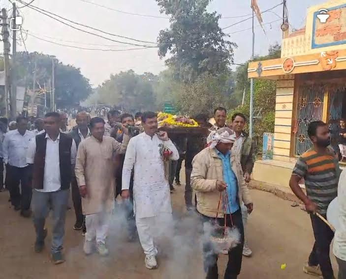 प्याज के दामों से परेशान किसान, अर्थी निकाल कर किया प्रदर्शन प्याज के दामों से परेशान किसान, अर्थी निकाल कर किया प्रदर्शन