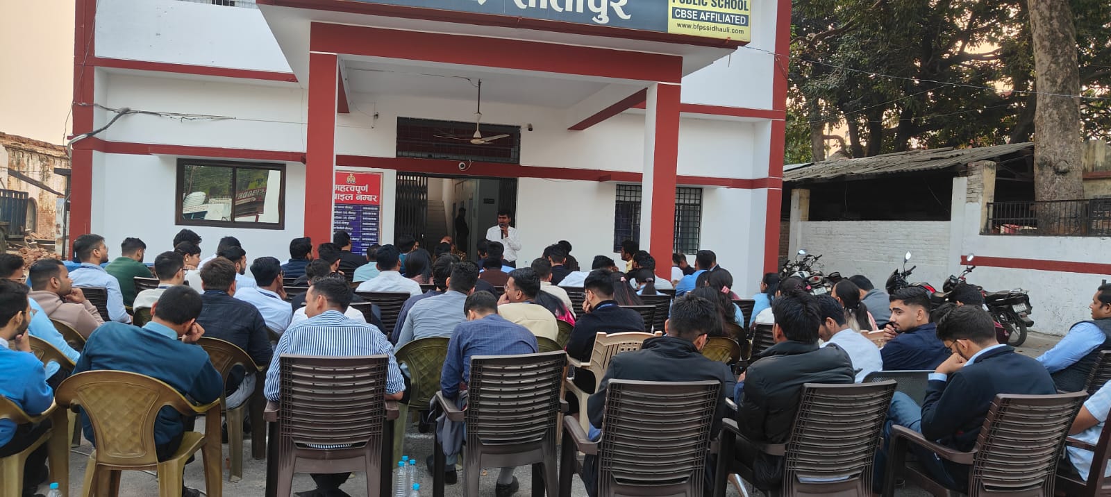 जानकारी प्राप्त करते अधिकारी गण