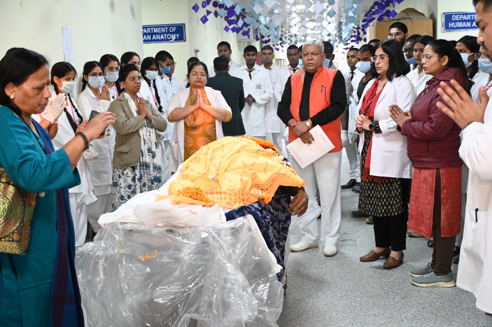 शांति पाठ के बाद मृत देह को लेते हुए प्राचार्य एवं अन्य डॉक्टर्स