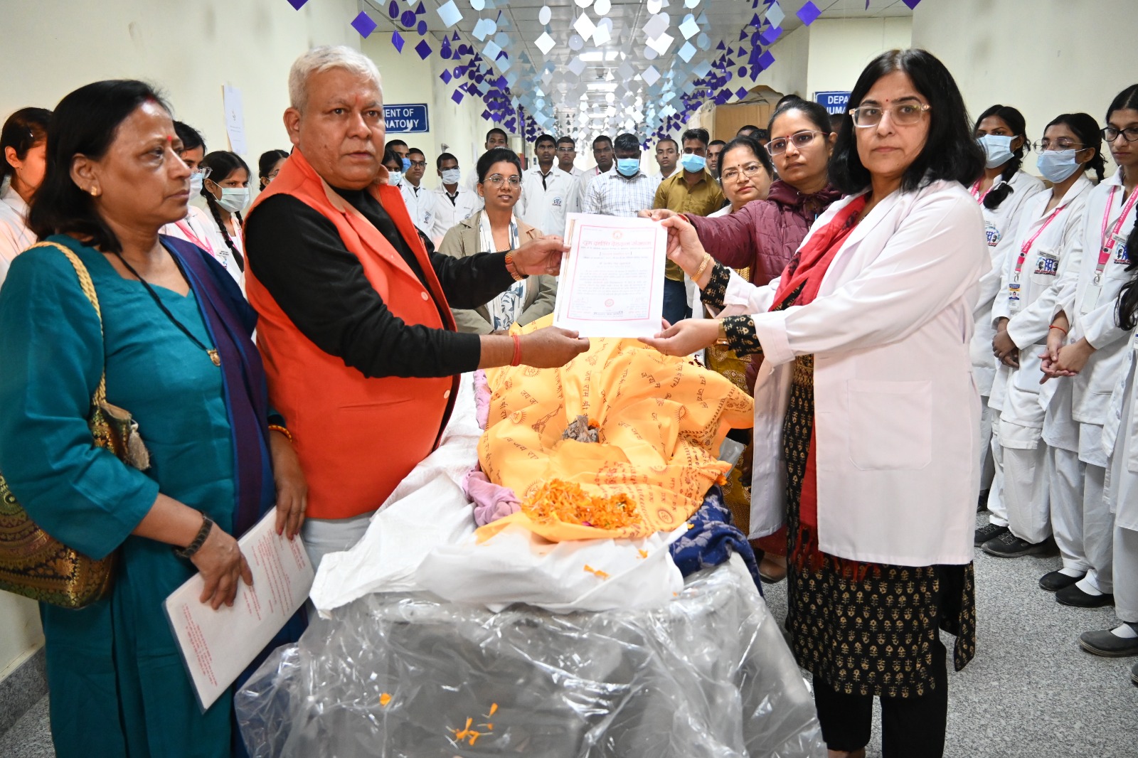 मेडिकल कॉलेज को देह दान करते हुए सेंगर दंपति