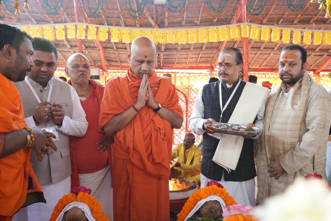 यज्ञशाला में गोविंद देव गिरि