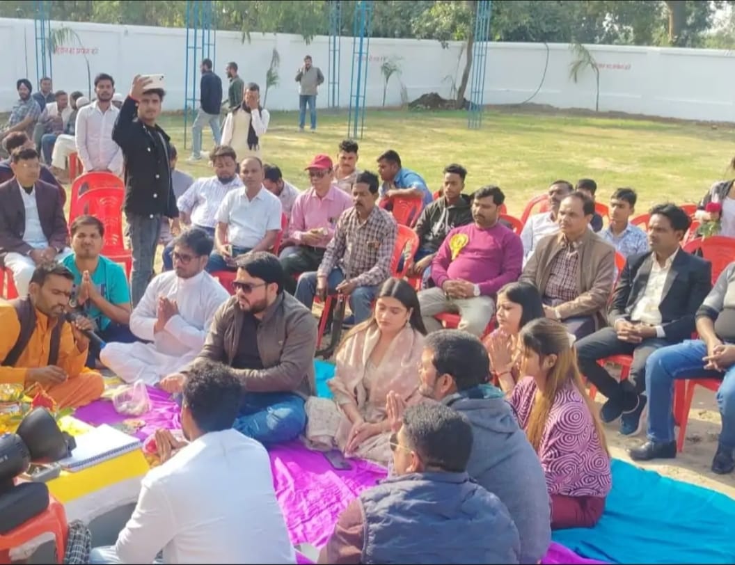 लहरपुर में फ़िल्म की शूटिंग के दौरान मौजूद लोग लहरपुर में फ़िल्म की शूटिंग के दौरान मौजूद लोग