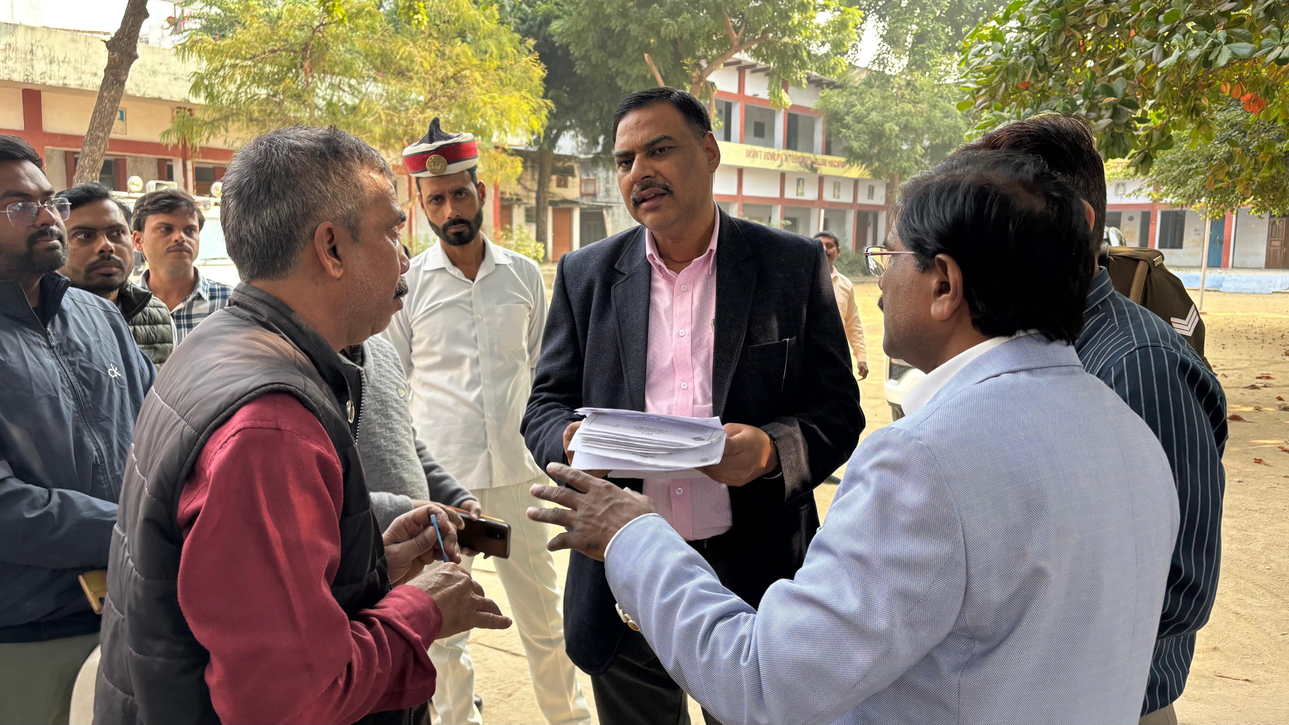 बूथों का निरीक्षण करते जिला निर्वाचन अधिकारी पवन कुमार गंगवार