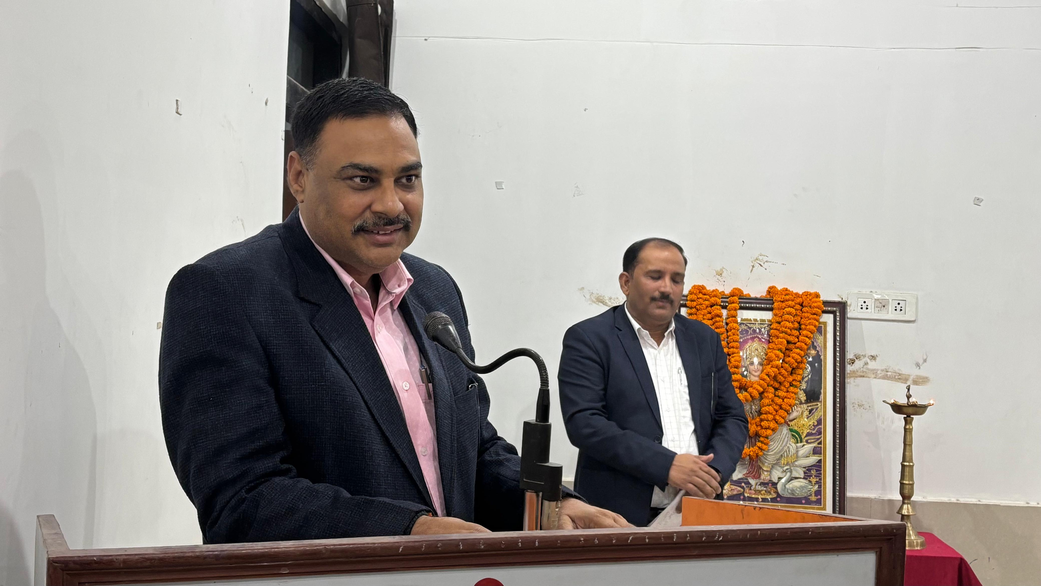 कार्यक्रम को सम्बोधित करते जिलाधिकारी पवन कुमार गंगवार।