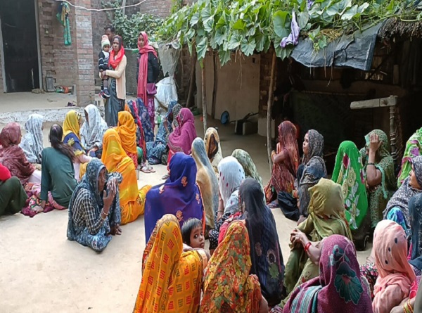 घटना के बाद जुटी आसपड़ोस की महिलाएं घटना के बाद जुटी आसपड़ोस की महिलाएं