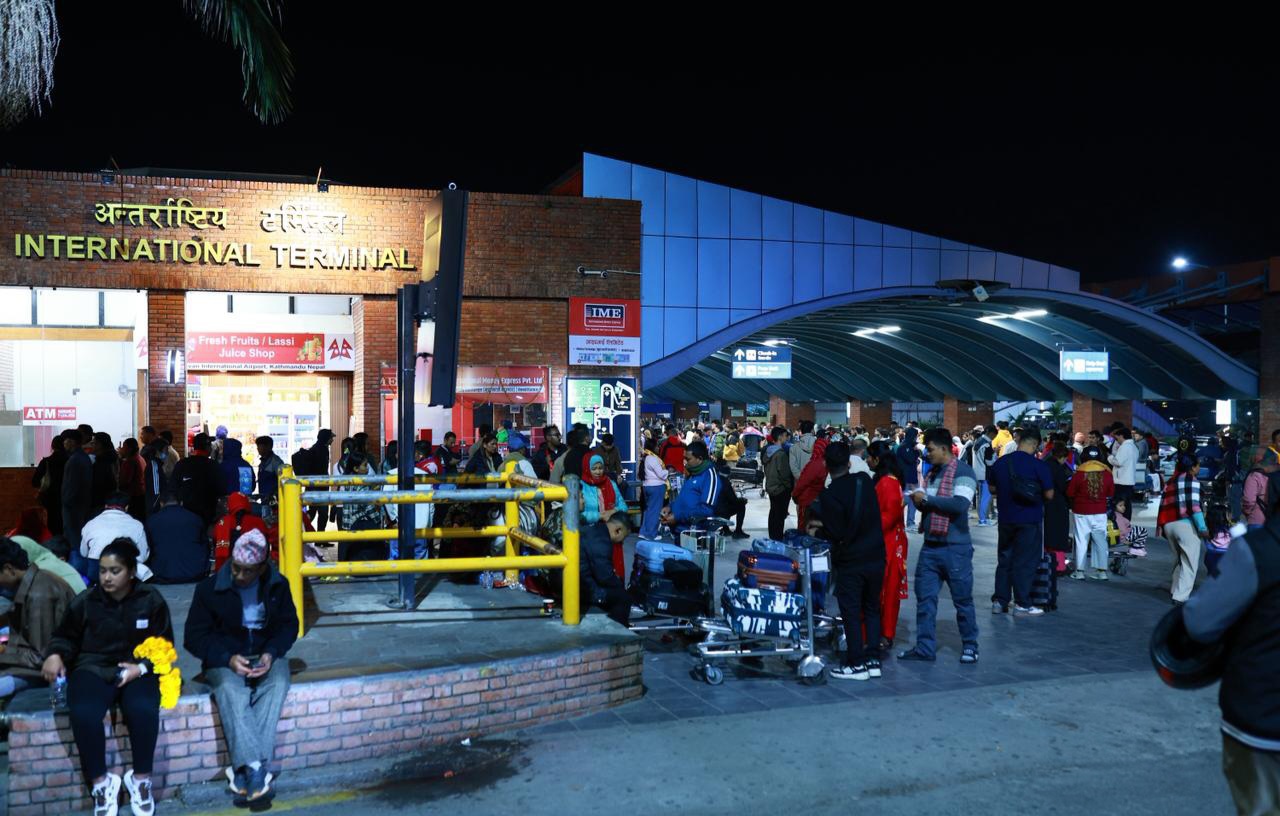 काठमांडू हवाईअड्डे पर विमान की प्रतीक्षा में यात्री