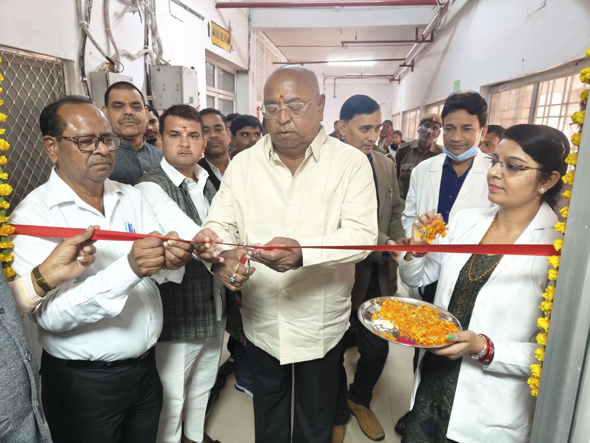 फीता काटकर शुभारंभ करते सदर विधायक