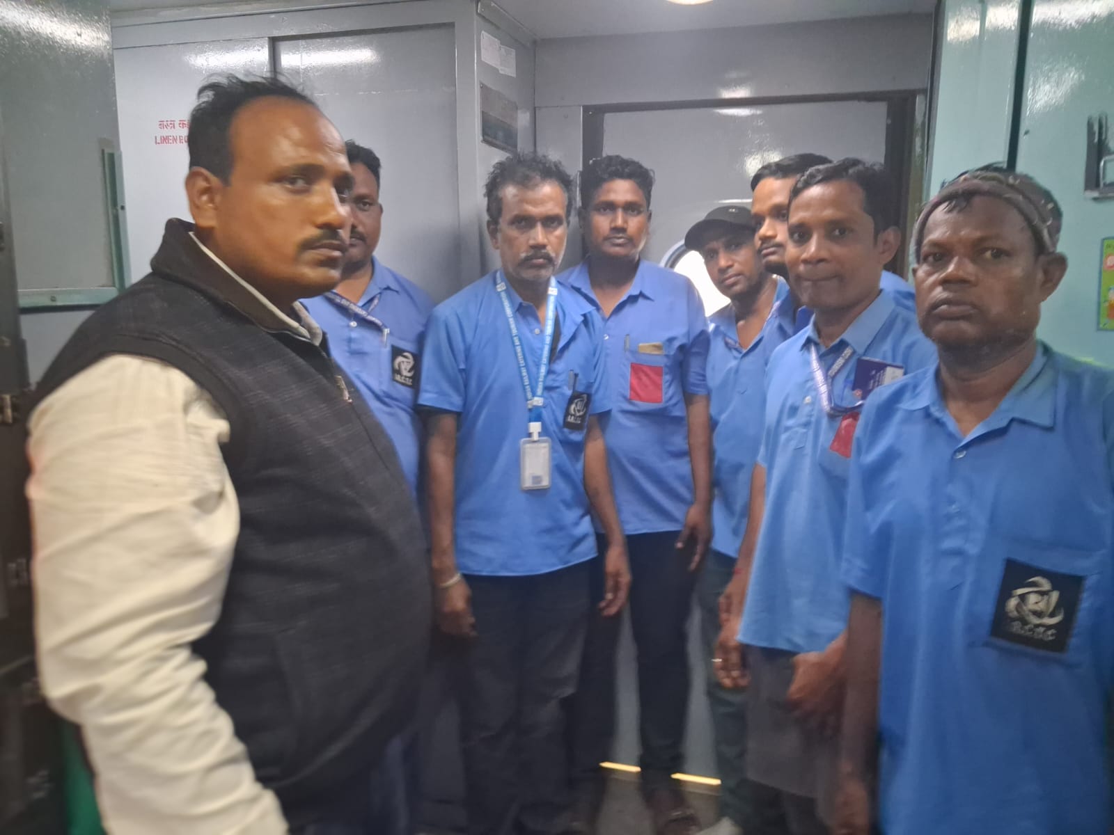 ट्रेनों में स्वच्छता जांच के दौरान निरीक्षण ट्रेनों में स्वच्छता जांच के दौरान निरीक्षण