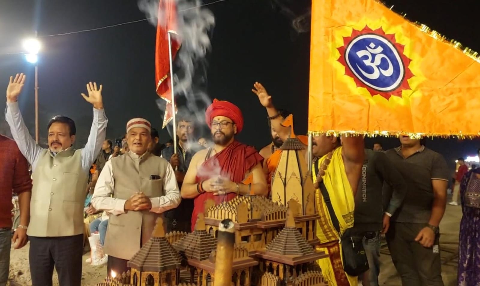 अयोध्या राम मंदिर में ध्वजारोहण पर काशी के अस्सीघाट पर दीपोत्सव