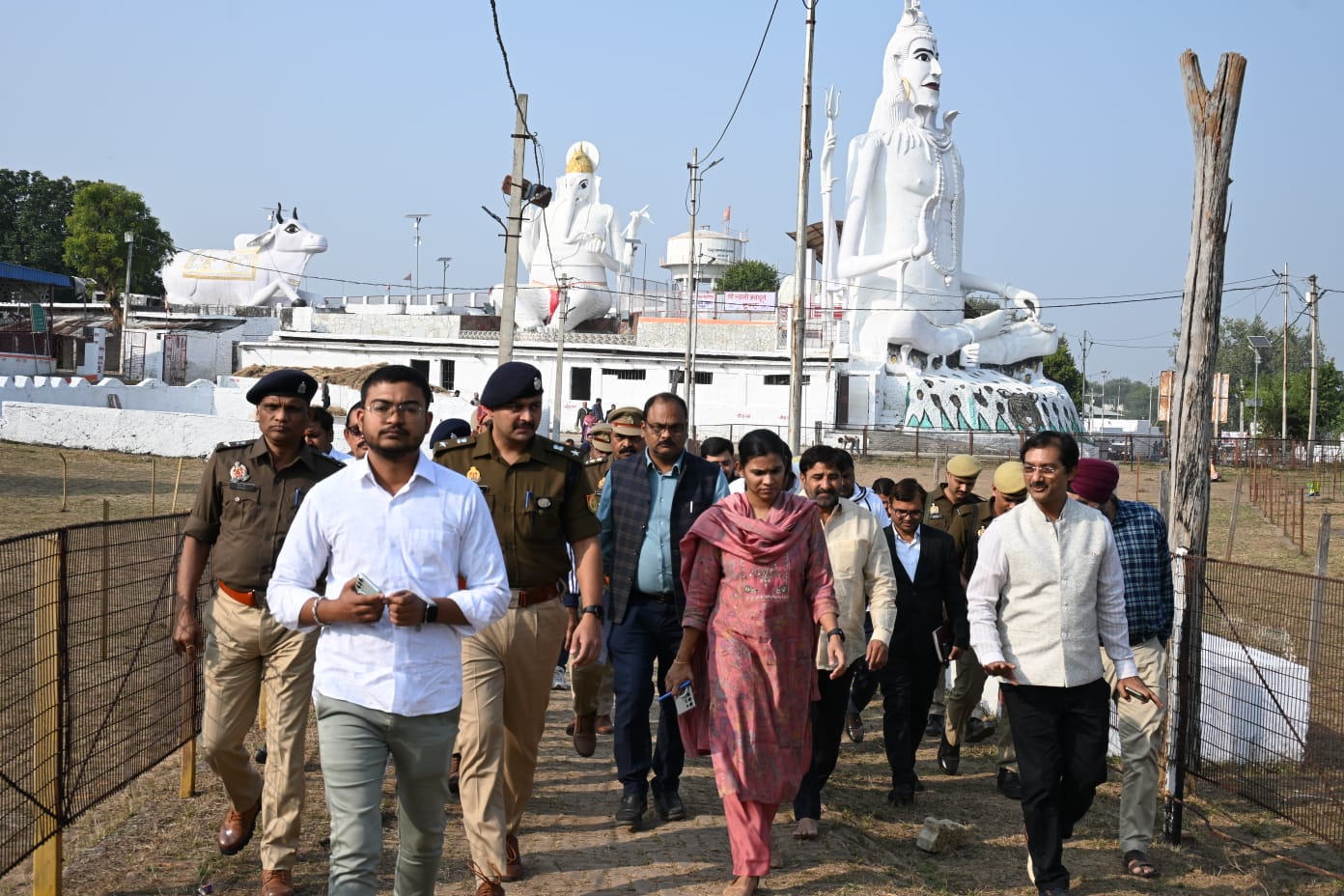 डीएम निरीक्षण करते हुए