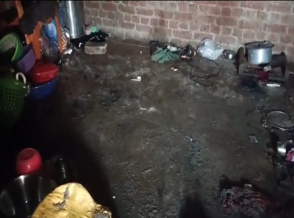 घर के अंदर जला समान