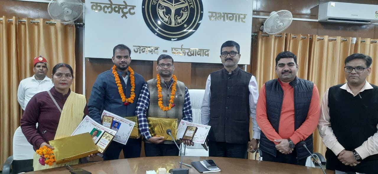 जिलाधिकारी उत्कृष्ट कार्य करने वाले बीएलओ को सम्मानित करते