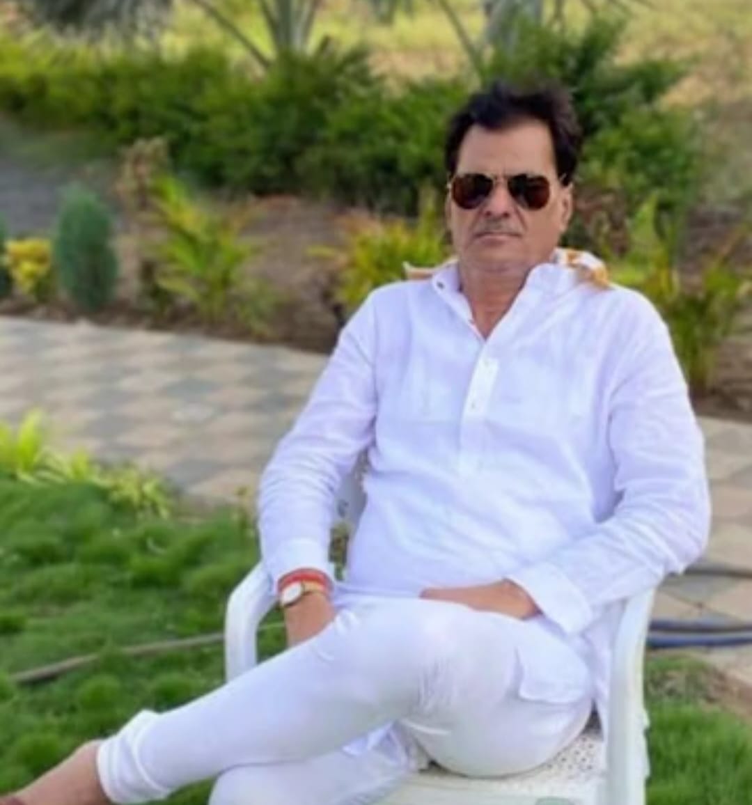 सड़क किनारे जा रही स्कॉर्पियो तलाब में समाई