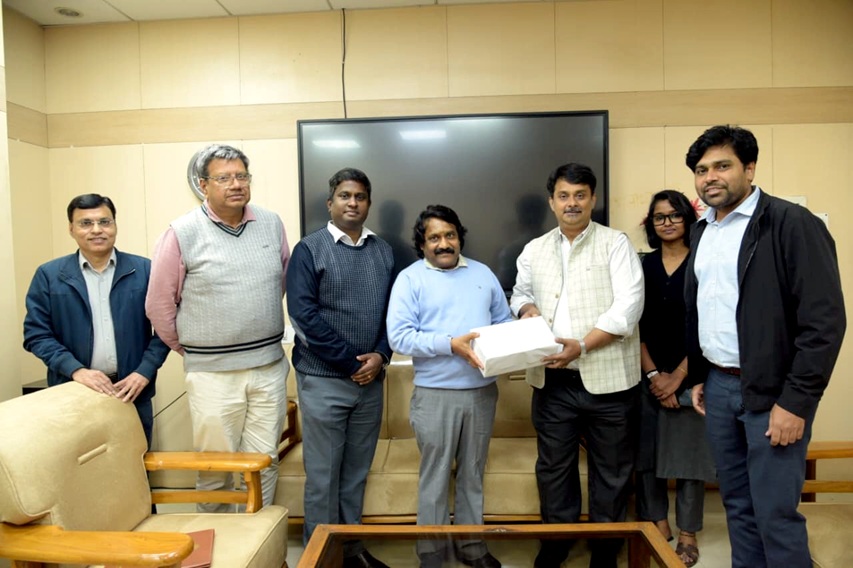 खनिज नमूने आईआईएसईआर के वैज्ञानिकों को सौंपे गए खनिज नमूने आईआईएसईआर के वैज्ञानिकों को सौंपे गए