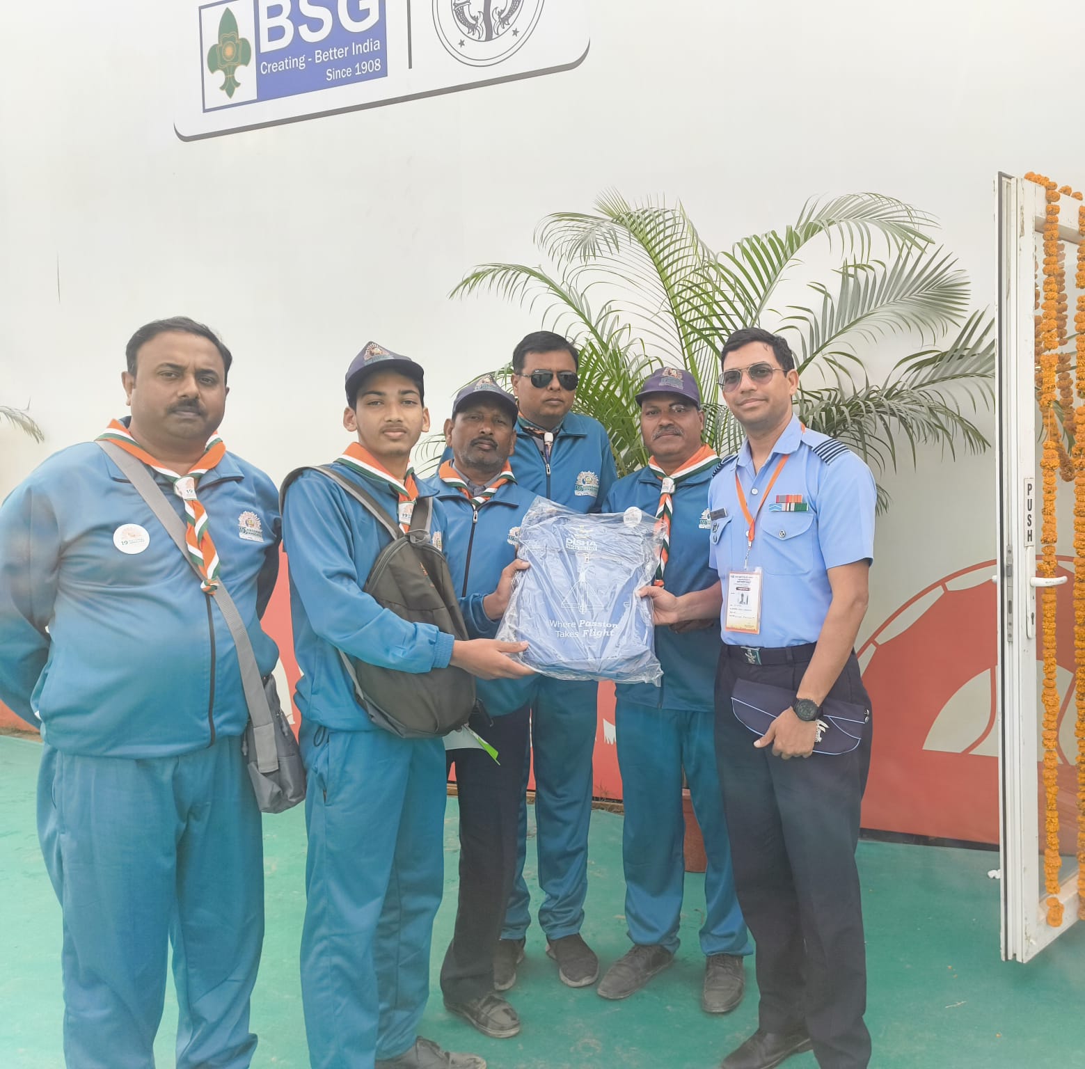 सम्मान प्राप्त करता छात्र विवेक