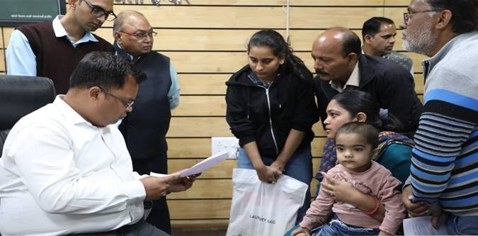 इंदौरः नागरिकों की समस्याओं के त्वरित निराकरण का सहारा बनी जनसुनवाई इंदौरः नागरिकों की समस्याओं के त्वरित निराकरण का सहारा बनी जनसुनवाई