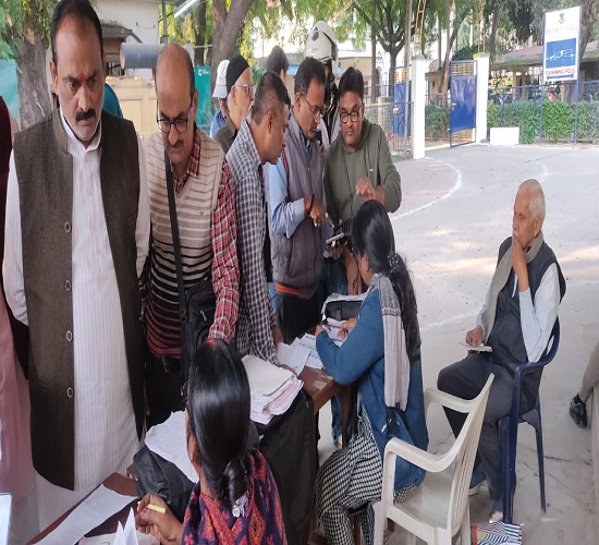 एसआईआर फार्म का निरीक्षण करते हुए भाजपा महानगर अध्यक्ष संजय गुप्ता का छाया चित्र