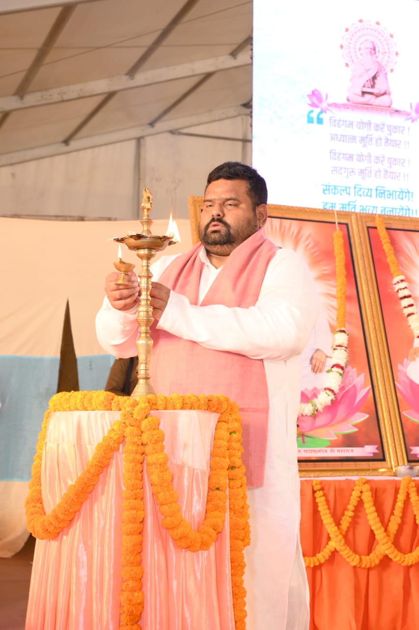 स्वर्वेद महामंदिर धाम उमरहा में समर्पण दीप अध्यात्म महोत्सव में संत प्रवर