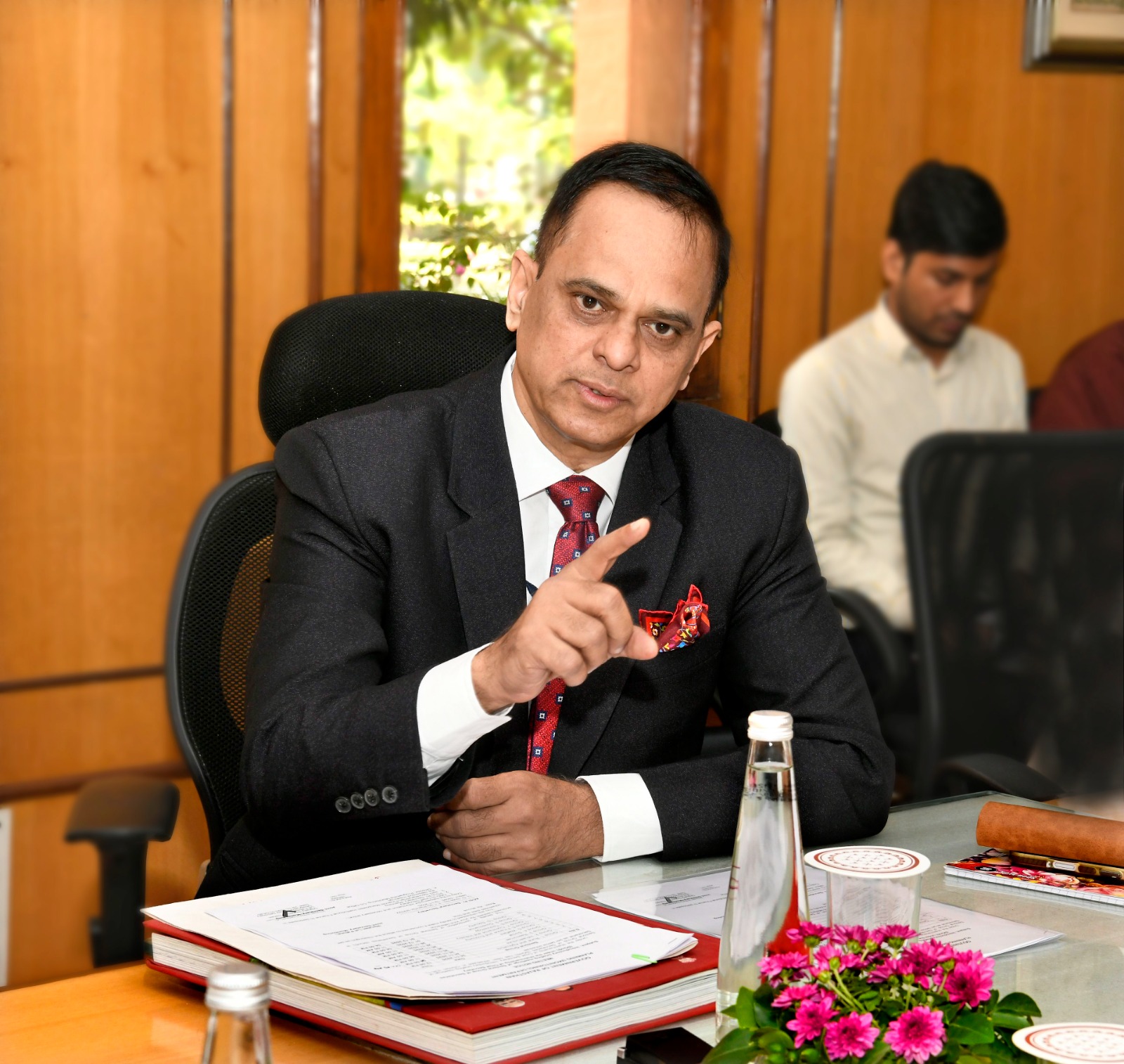 मुख्य सचिव बजट घोषणाओं की प्रगति की समीक्षा करते हुए।