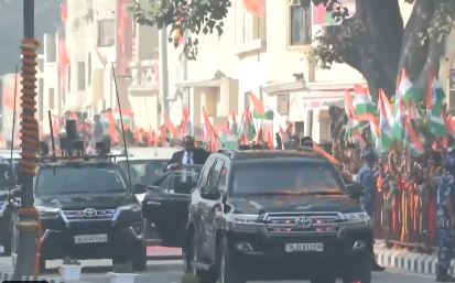 रोड शो करते प्रधानमंत्री रोड शो करते प्रधानमंत्री