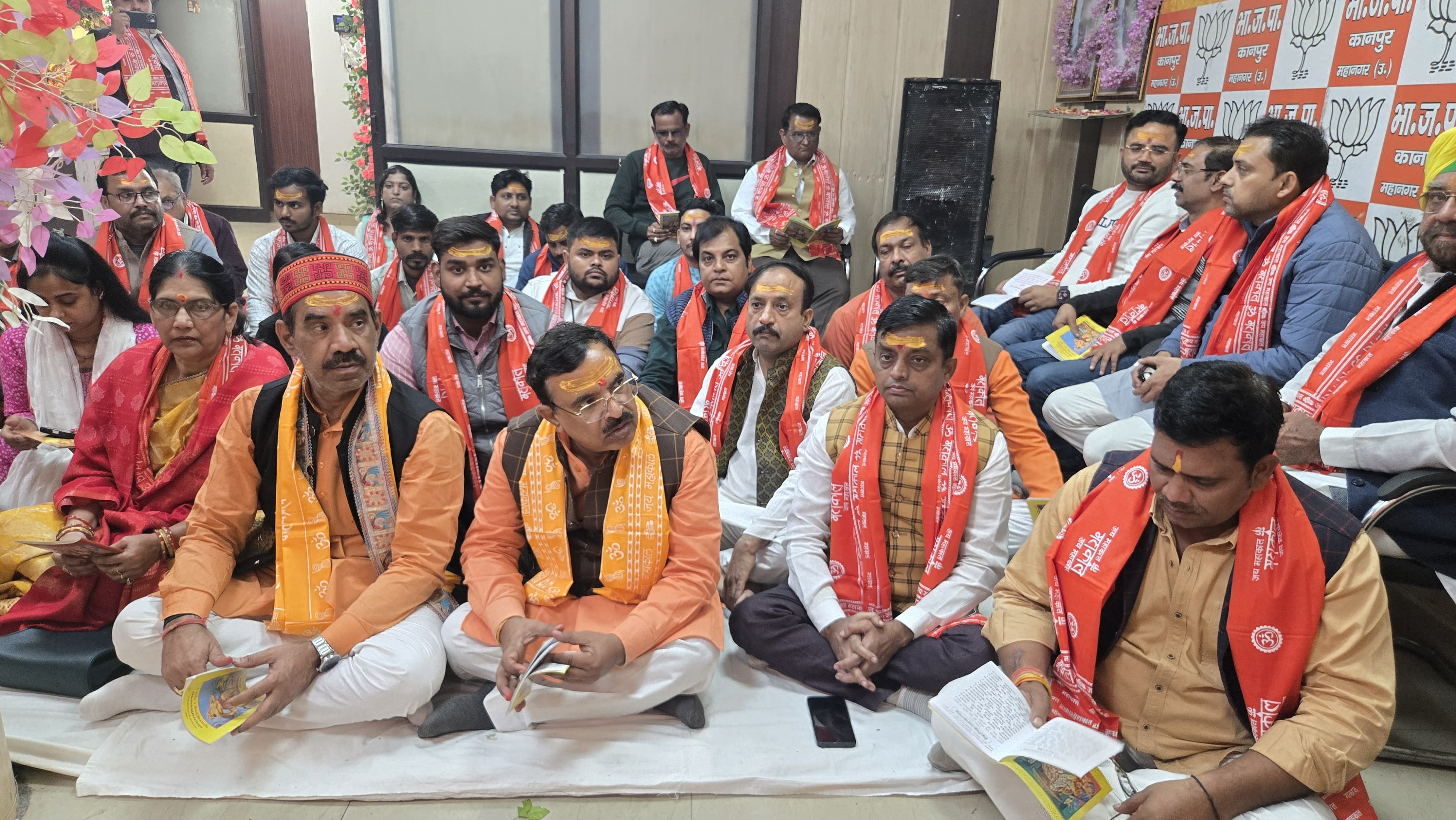 सुंदरकांड के दौरान जिला अध्यक्ष अनिल दिक्षित क्षेत्रीय अध्यक्ष प्रकाश पाल व अन्य का छायाचित्र