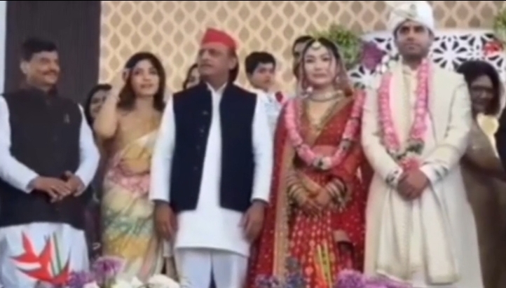 शादी समारोह के दौरान यादव परिवार का लिया गया छायाचित्र