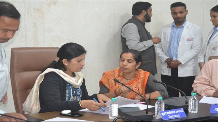 भोपाल में अधिकारियों ने सुनी आवेदकों की समस्याएं भोपाल में अधिकारियों ने सुनी आवेदकों की समस्याएं