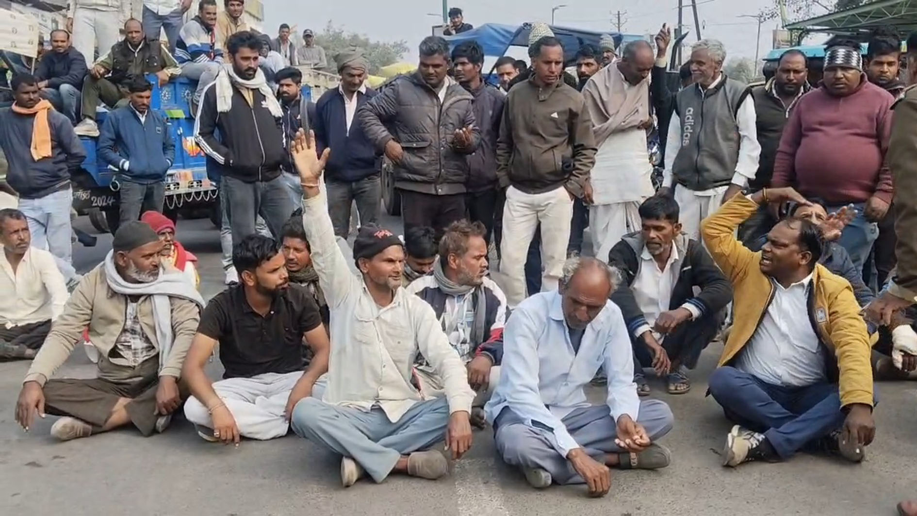 यूरिया का टोकन नहीं मिला तो किसानों ने किया चक्का जाम यूरिया का टोकन नहीं मिला तो किसानों ने किया चक्का जाम