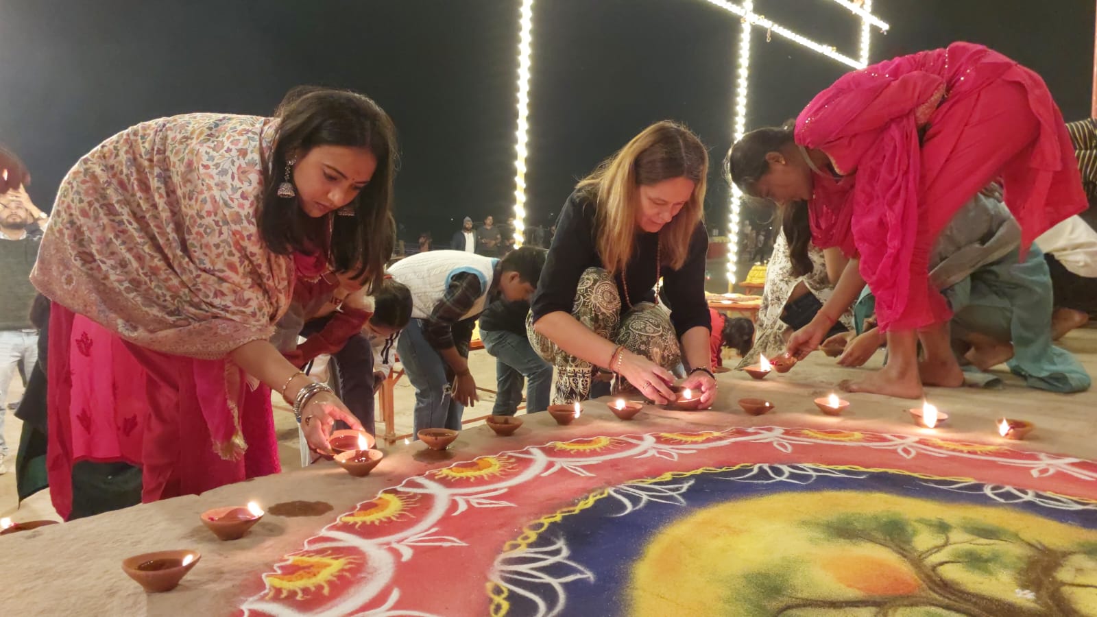 अयोध्या राम मंदिर में ध्वजारोहण पर काशी के अस्सीघाट पर दीपोत्सव