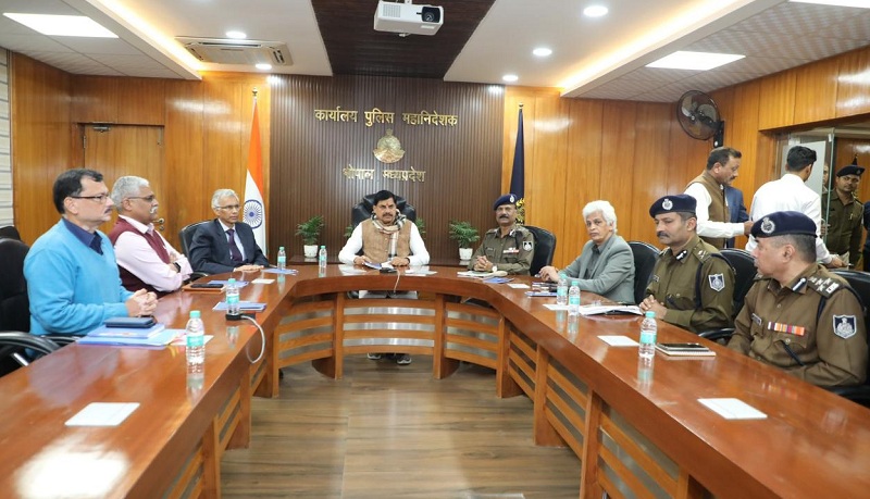 पुलिस मुख्यालय में वरिष्ठ अधिकारियों की बैठक पुलिस मुख्यालय में वरिष्ठ अधिकारियों की बैठक