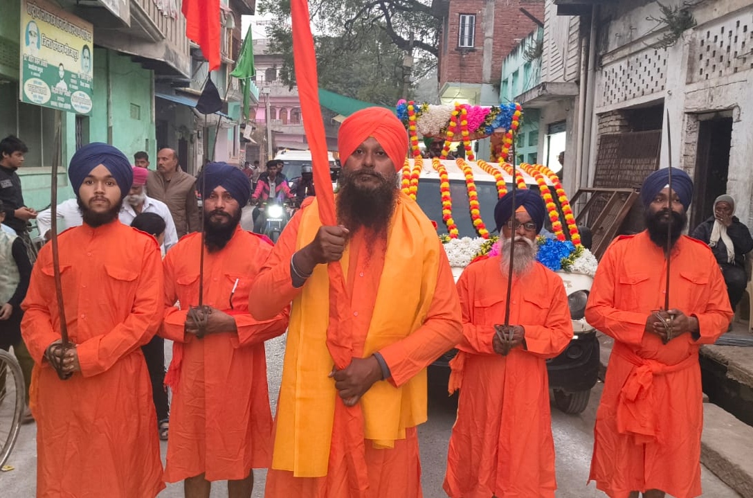 नगर में निकाली गई भव्य शोभा यात्रा।