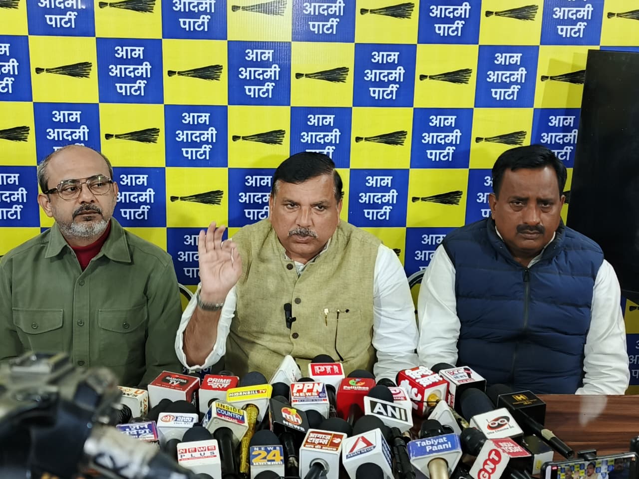 सांसद संजय सिंह रोज़गार और सामाजिक न्याय पदयात्रा की जानकारी देते हुए।